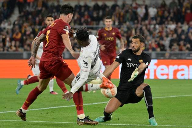 Foto Fabrizio Corradetti LaPresse 11 Maggio 2023 - Roma, Italia - calcio - Roma vs Bayer Leverkusen - Uefa Europa League 2022 2023 - Stadio Olimpico. Nella foto: Rui Patricio (AS Roma) Jeremie Frimpong (Leverkusen) Roger Ibanez (AS Roma) Foto Fabrizio Corradetti LaPresse May 11, 2023 Rome, Italy - sport, soccer - Roma vs Bayer Leverkusen - Uefa Europe League 2022 2023 - Olimpic Stadium. In the pic: Rui Patricio (AS Roma) Jeremie Frimpong (Leverkusen) Roger Ibanez (AS Roma)  Copyright: xFabrizioxCorradetti LaPressex