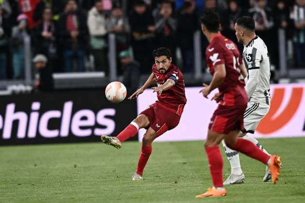 Jesus Navas (Sevilla FC)Filip Kostic (Juventus) during the UEFA Europa League 2022 2023 match between Juventus 1-1 Siviglia at Allianz Stadium on May 11, 2023 in Torino, Italy. Noxthirdxpartyxsales  (218225436)