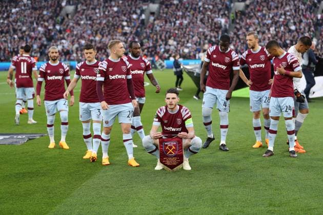 West Ham United gegen AZ Alkmaar 11. Mai 2023, London EUROPA Conference League Fußball, Halbfinale, Hinspiel West Ham United gegen AZ Alkmaar Declan Rice von West Ham wartet auf den Rest der Mannschaft, um sich für ein Mannschaftsfoto aufzustellen Foto Jacques Feeney Offside London UK  Copyright: xJacquesxFeeneyx xOffsidexOffside
