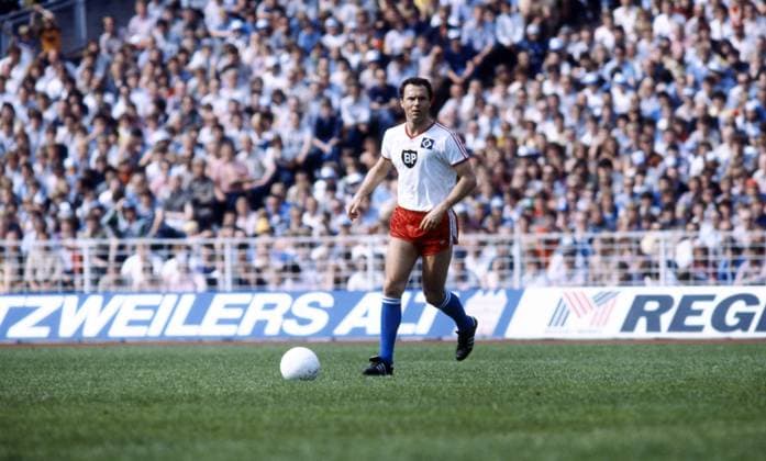 Archivbilder der Woche SPORT KW20 16.05.81 Hamburger SV - VfB Stuttgart Deutschland, Hamburg, 16.05.1981, Fussball, Bundesliga, Hamburger SV - VfB Stuttgart (1:3): Franz Beckenbauer (Hamburger SV). *** 16 05 81 Hamburger SV VfB Stuttgart Germany, Hamburg, 16 05 1981, Football, Bundesliga, Hamburger SV VfB Stuttgart 1 3 Franz Beckenbauer Hamburger SV