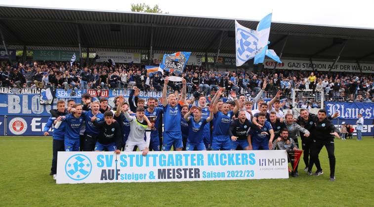 Sport Themen der Woche KW19 Sport Bilder des Tages BAU 13.05.2023 Stuttgart-Degerloch Fußball SV Stuttgarter Kickers vs. SG Sonnenhof Großaspach, die Stuttgarter Kickers feiern die Meisterschaft, Kapitän Kevin Dicklhuber (Stuttgart) mit Meisterschale *** BAU 13 05 2023 Stuttgart Degerloch soccer SV Stuttgarter Kickers vs SG Sonnenhof Großaspach, the Stuttgarter Kickers celebrate the championship, captain Kevin Dicklhuber Stuttgart with championship trophy