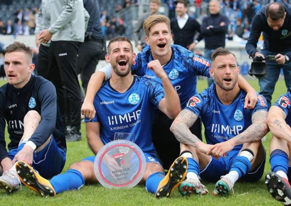 Sport Themen der Woche KW19 BAU 13.05.2023 Stuttgart-Degerloch Fußball SV Stuttgarter Kickers vs. SG Sonnenhof Großaspach, v.l. Halim Eroglu, Kevin Dickluber, David Braig, Nico Blank mit Mietserschale, Lukas Kiefer *** BAU 13 05 2023 Stuttgart Degerloch Football SV Stuttgarter Kickers vs SG Sonnenhof Großaspach, f l Halim Eroglu, Kevin Dickluber, David Braig, Nico Blank with rental shell, Lukas Kiefer