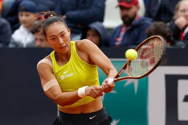 May 13, 2023, Rome, Naples, Italy: Qinwen Zheng (CHN) against Anna Bondar (HUN) during the 2nd round of ATP, Tennis Herren 1000 in Rome against , Italy, 13 May 2023 Rome Italy - ZUMAl131 20230513_zsp_l131_041 Copyright: xCiroxDexLucax
