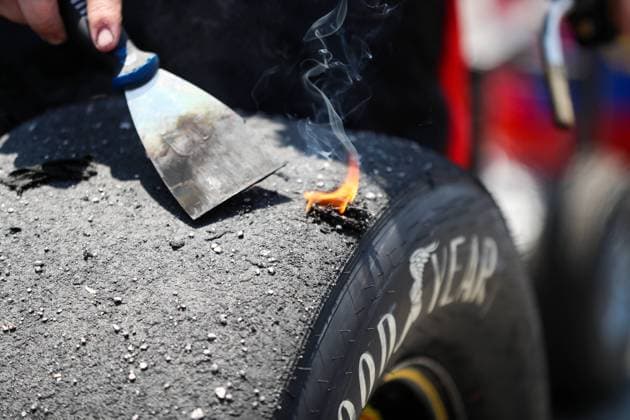 Bilder des Jahres 2023, Sport 05 Mai Sport Themen der Woche KW19 Sport Bilder des Tages DARLINGTON, SC - MAY 13: A pit crew team member works on the tire of Kyle Larson ( 10 Kaulig Racing Hendrickcars.com Chevrolet) during the NASCAR, Motorsport, USA Xfinity Series Shriners Children™s 200 on May 13, 2023 at Darlington Raceway in Darlington, SC. (Photo by David Jensen Icon Sportswire) AUTO: MAY 13 NASCAR Xfinity Series Shriners Children™s 200 EDITORIAL USE ONLY Icon230513007
