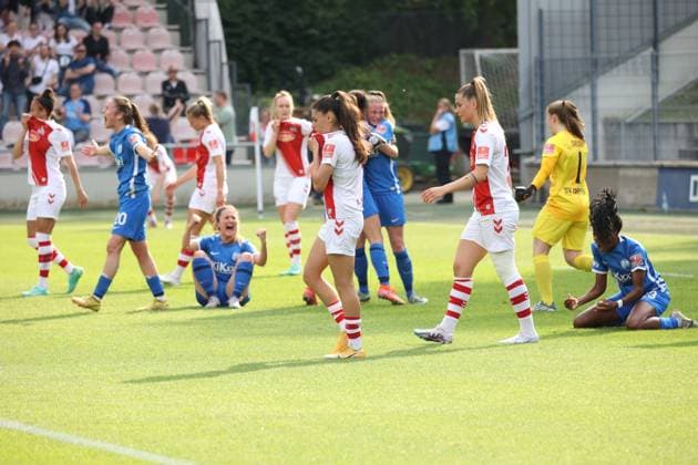 Meppen cheers, Cologne players walk off the pitch after defeat, 1 FC Köln SV Meppen, Flyeralarm Frauen Bundesliga, 20 Spieltag, Cologne, Germany, 14 05 2023