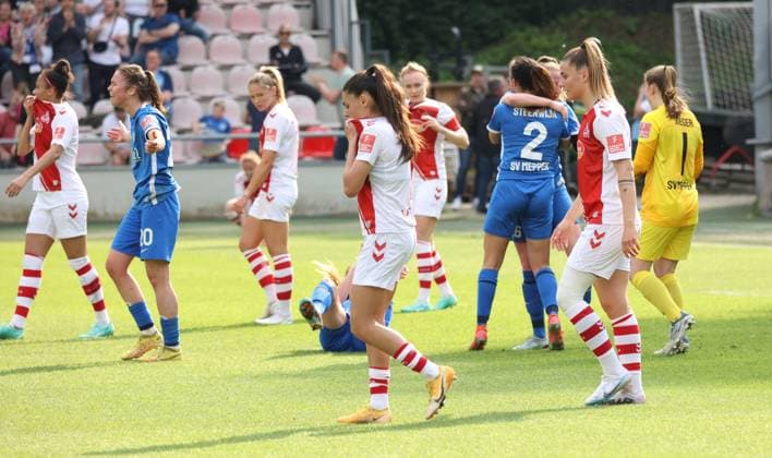 Meppen cheers, Cologne players walk off the pitch after defeat, 1 FC Köln SV Meppen, Flyeralarm Frauen Bundesliga, 20 Spieltag, Cologne, Germany, 14 05 2023