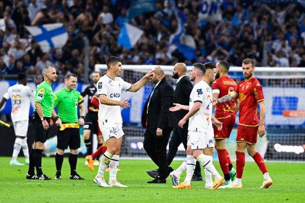 Joie des joueurs de Marseille en fin de match apres sa victoire - Ruslan MALINOVSKYI ( 18 - Olympique Marseille ) - Jordan VERETOUT ( 27 - Olympique Marseille ) - FOOTBALL : Marseille vs Angers - Ligue 1 - 14 05 2023 FedericoPestellini Panoramic 