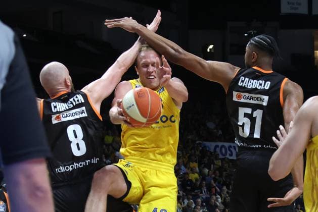 Sport Themen der Woche KW19 Sport Bilder des Tages DEU, easyCredit BBL, ALBA vs. Ulm, 14.05.2023, Mercedes-Benz-Arena, Berlin, DEU, easyCredit BBL, ALBA vs. Ulm, im Bild LUKE SIKMA (ALBA Berlin 43), ROBIN CHRISTEN (ratiopharm Ulm ), BRUNO CABOCLO (ratiopharm Ulm 51) Foto: Juergen Engler nordphoto GmbH *** DEU, easyCredit BBL, ALBA vs Ulm, 14 05 2023, Mercedes Benz Arena, Berlin, DEU, easyCredit BBL, ALBA vs Ulm, in picture LUKE SIKMA ALBA Berlin 43 , ROBIN CHRISTEN ratiopharm Ulm , BRUNO CABOCLO ratiopharm Ulm 51 Foto Juergen Engler nordphoto GmbH nordphotoxGmbHx xEngler nph00076