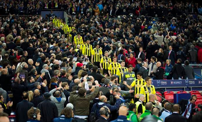 London, 25 05 2013, Wembley Disappointed Dortmund Sebastian Kehl, Nuri Sahin, Roman Weidenfeller, Lukasz Piszczek, Sven Bender, Jakub Blaszczykowski, Neven Subotic, Julian Schieber, Ilkay Gündogan, Kevin Großkreutz, Mats Hummels, Mitchell Langerak, Felipe Santana , Robert Lewandowski, Marcel Schmelzer, Marco Reus, Moritz Leitner, coach Jürgen Klopp BVB Borussia Dortmund FC Bayern Munich Mens Champions League Final