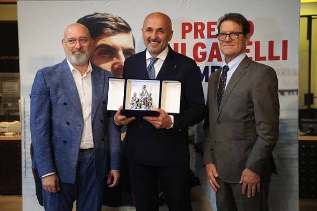 Photo Michele Nucci LaPresse May 15, 2023 Bologna, Italy news In the pic:delivery of the "Bulgarelli number 8" award to some personalities from the world of Italian - Foto Michele Nucci LaPresse 154 Maggio 2023 - Bologna, Italia cronaca Nella foto: consegna premio & x201c;Bulgarelli number 8& x201d; ad alcune personalit& xe0; del mondo dello sport italiano - il presidente della regione Emilia Romagna Stefano Bonaccini premia Luciano Spalletti come miglior allenatore della serie A, a dx Fabio Capello Photo Michele Nucci LaPresse May 15, 2023 Bologna, Italy news In the pic:delivery of the "Bulgarelli number 8" award to some personalities from the world of Italian sport -  Copyright: xMichelexNucci LaPressex