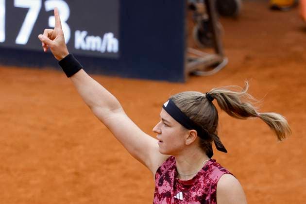 Sport Bilder des Tages May 16, 2023, ROME, ITALY: Karolina Muchova of Czech Republic in action during his woman s singles quarterfinals round match against Paula Badosa of Spain (not pictured) at the Italian Open tennis tournament in Rome, Italy, 16 May 2023. ANSA FABIO FRUSTACI Italian Open tennis tournament  - ZUMAa110 20230516_zaf_a110_073 Copyright: xFabioxFrustacix