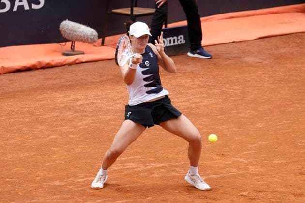 16th May 2023; Foro Italico, Rome, Italy: ATP, Tennis Herren 1000 Masters Rome, Day 9; Iga Swkiatek (POL) returns against DonnaVekic (CRO)  ActionPlus12510978 NaFoto