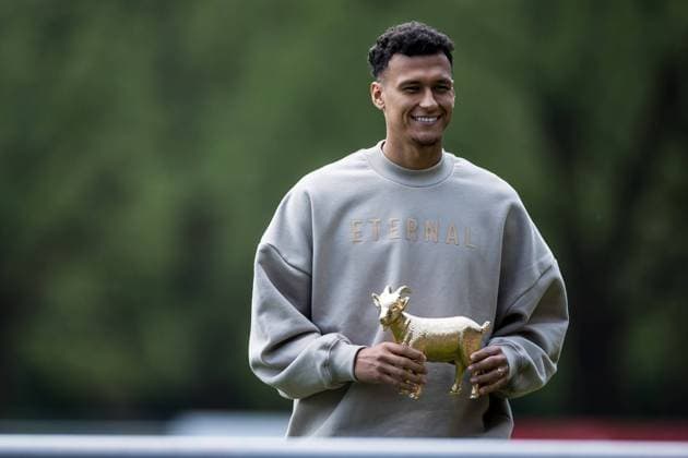 Sport Bilder des Tages Training 1. FC Koeln; 17.05.2023 Davie Selke (1. FC Koeln, 27) mit der Auszeichnung zum Spieler des Monats Training 1. FC Koeln; Geissbockheim, 17.05.2023 *** Training 1 FC Koeln 17 05 2023 Davie Selke 1 FC Koeln, 27 with the award of the player of the month Training 1 FC Koeln Geissbockheim, 17 05 2023 Copyright: xBEAUTIFULxSPORTS Wunderlx