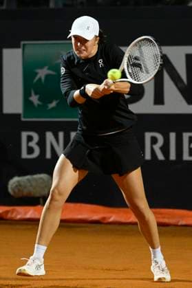 Photo Fabrizio Corradetti LaPresse May 17 2023 Rome, Italy Tennis Internazionali BNL d Italia 2023 Iga & x15a;wi& x105;tek (POL) vs Elen& x105; Rybakina (KAZ) In the pic: Iga & x15a;wi& x105;tek (POL) Foto Fabrizio Corradetti LaPresse 17 Maggio 2023 Roma, Italia Sport Tennis Internazionali BNL d Italia 2023 Iga & x15a;wi& x105;tek (POL) vs Elen& x105; Rybakina (KAZ) Nella foto: Iga & x15a;wi& x105;tek (POL) Photo Fabrizio Corradetti LaPresse May 17 2023 Rome, Italy Sport Tennis Internazionali BNL d Italia 2023 Iga & x15a;wi& x105;tek (POL) vs Elen& x105; Rybakina (KAZ) In the pic: Iga & x15a;wi& x105;tek (POL)  Copyright: xFabrizioxCorradettix xLaPressex
