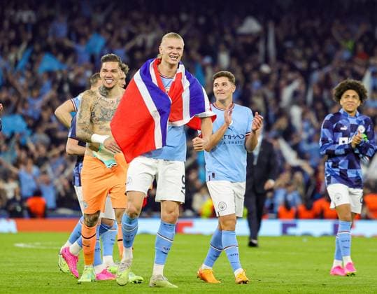 Sport Bilder des Tages Manchester City v Real Madrid Champions League 17 05 2023. Erling Haaland (9) of Manchester City and team mates celebrate at full time during the Champions League match between Manchester City and Real Madrid at the Etihad Stadium, Manchester, England on 17 May 2023. Editorial use only , Copyright: xNigelxKeenex PSI-17444-0073