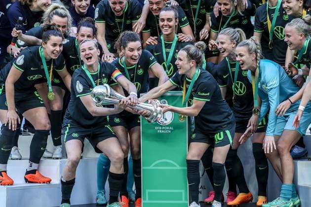 Sports, football, DFB Cup womens season 2022 2023 final VfL Wolfsburg SC Freiburg 18 05 2023, Rhein Energie Stadion Koeln Alexandra Popp 11, VfL Wolfsburg Svenja Huth 10, VfL Wolfsburg lift the cup in the air at the victory ceremony Cologne Rhein Energie Stadion Nordrhein Westfahlen Germany