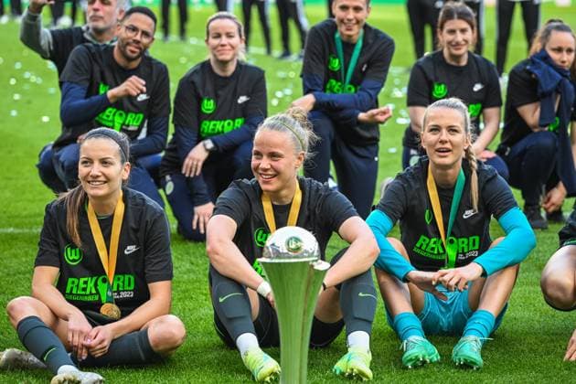 18 05 2023, GER, Soccer, DFB Cup Womens Final 2022 2023, VfL Wolfsburg SC Freiburg Joelle Wedemeyer left, Wolfsburg , Pia Sophie Wolter center, Wolfsburg and Merle Frohms 1 Wolfsburg sit with the cup on the turf Cologne RheinEnergieSTADION North Rhine Westphalia Germany