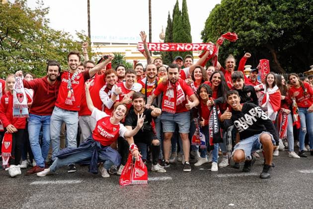 Mandatory Credit: Photo by Pressinphoto Shutterstock (13919470e) Sevilla FC fans waiting on the street Sevilla FC V Juventus, UEFA Europa League, Semi-Finals, 2nd leg. Football, Ramon Sanchez Pizjuan Stadium, Sevilla, Spain - 18 May 2023 Editorial use only Sevilla FC V Juventus, UEFA Europa League, Semi-Finals, 2nd leg. Football, Ramon Sanchez Pizjuan Stadium, Sevilla, Spain - 18 May 2023 Editorial use only Copyright: xPressinphoto Shutterstockx 13919470e