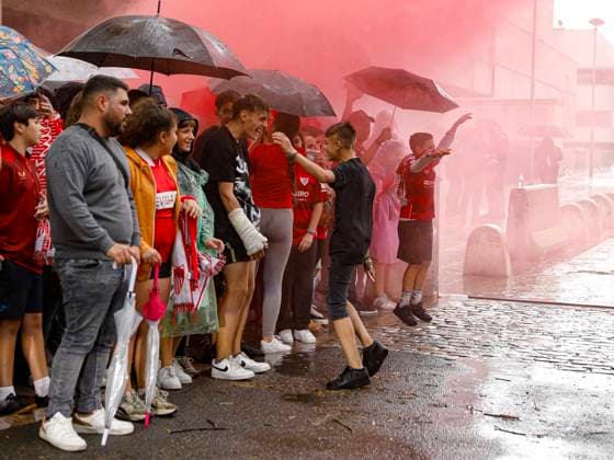 ESP: Sevilla FC-Juventus. UEFA Europa League Sevilla FC fans waiting on the street during the UEFA Europa League match, Semi-Finals, 2nd leg between Sevilla FC and Juventus played at Ramon Sanchez Pizjuan Stadium on May 18, 2023 in Sevilla, Spain. kpng Copyright: xAntonioxPozox xPRESSINPHOTOx AP_230518_003