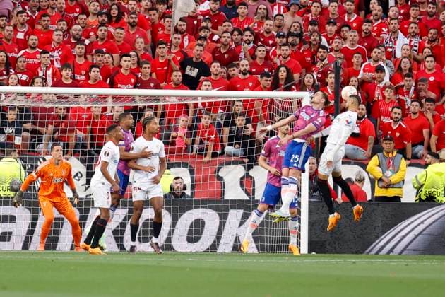May 18, 2023, Seville, Spain: YOUSSEF EN-NESYRI of Sevilla (R) shoots in front of ADRIEN RABIOT of Juventus during the Europa League Semi-finals (2nd leg) soccer match between Sevilla FC and Juventus at the Ramon Sanchez Pizjuan Stadium Seville Spain - ZUMAa142 20230518_zap_a142_001 Copyright: xDanielxGonzalezxAcunax