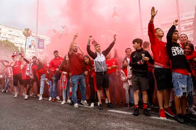 ESP: Sevilla FC-Juventus. UEFA Europa League Sevilla FC fans waiting on the street during the UEFA Europa League match, Semi-Finals, 2nd leg between Sevilla FC and Juventus played at Ramon Sanchez Pizjuan Stadium on May 18, 2023 in Sevilla, Spain. kpng Copyright: xAntonioxPozox xPRESSINPHOTOx AP_230518_014