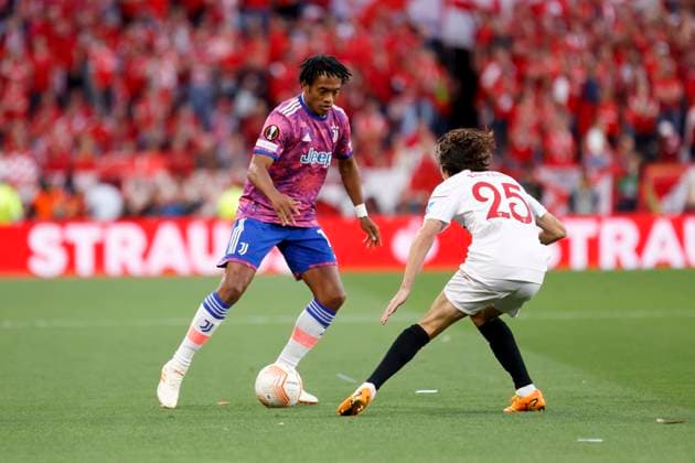 May 18, 2023, Seville, Spain: JUAN CUADRADO of Juventus (L) vies for the ball with BRYAN GIL of Sevilla (R) during the Europa League Semi-finals (2nd leg) soccer match between Sevilla FC and Juventus at the Ramon Sanchez Pizjuan Stadium Seville Spain - ZUMAa142 20230518_zap_a142_002 Copyright: xDanielxGonzalezxAcunax