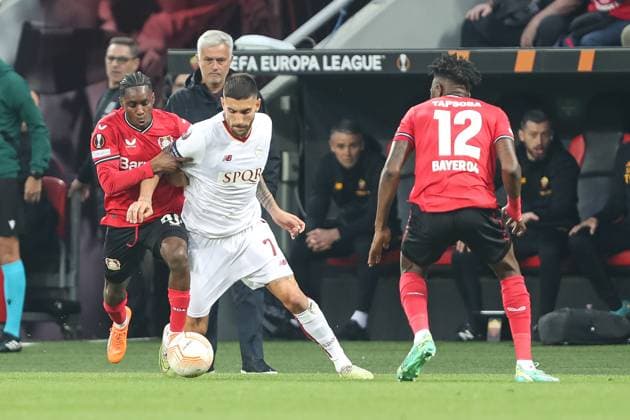 Germany, Leverkusen, 18 05 2023, BayArena, Bayer 04 Leverkusen AS Rom Uefa Europa Leaque, Jeremie Frimpong Bayer 04 Leverkusen and Lorenzo Pellegrini AS Rom battle for the ball Leverkusen BayArena North Rhine Westfalia Germany  eu-images-678