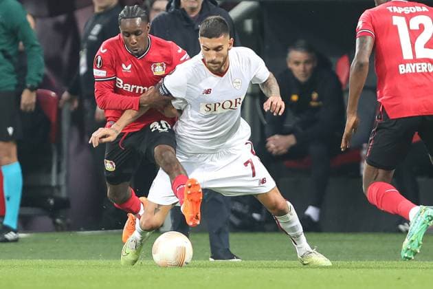 Germany, Leverkusen, 18 05 2023, BayArena, Bayer 04 Leverkusen AS Rom Uefa Europa Leaque, Jeremie Frimpong Bayer 04 Leverkusen and Lorenzo Pellegrini AS Rom battle for the ball Leverkusen BayArena North Rhine Westfalia Germany  eu-images-678