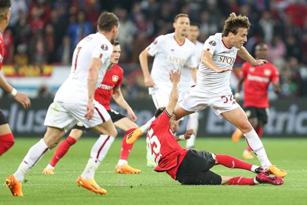 Germany, Leverkusen, 18 05 2023, BayArena, Bayer 04 Leverkusen AS Rom Uefa Europa Leaque, Exequiel Palacios Bayer 04 Leverkusen and Edoardo Bove AS Rom battle for the ball Leverkusen BayArena North Rhine Westfalia Germany  eu-images-678