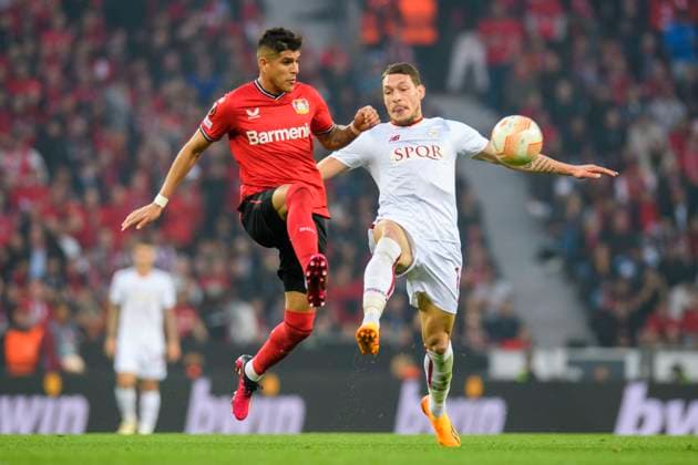 Soccer Europa League, 2022 2023 season, semifinals, Bayer 04 Leverkusen AS Rome on 18 05 2023 in Leverkusen North Rhine Westphalia Leverkusen s Piero Hincapie in a duel with Rome™s Lorenzo Pellegrini Copyright: xChristopherxNeundorfx xKirchnerxMediax