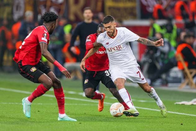 18 05 2023, Football, 2022 2023 season, UEFA Europa League, Semifinals, UEL, Bayer 04 Leverkusen AS Rome, v l Jeremie Frimpong Bayer 04 Leverkusen , Lorenzo Pellegrini AS Rome , Leverkusen BayArena NRW Germany xRHR PHOTO DEx Copyright: RHR-FOTO DennisxEwertx RHR-FOTO DE