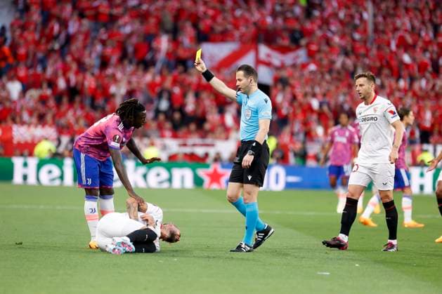 May 18, 2023, Seville, Spain: MOISE KEAN of Juventus (L) receives a yellow card during the Europa League Semi-finals (2nd leg) soccer match between Sevilla FC and Juventus at the Ramon Sanchez Pizjuan Stadium Seville Spain - ZUMAa142 20230518_zap_a142_006 Copyright: xDanielxGonzalezxAcunax