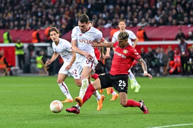 GER, Europa League, Semifinal, Bayer 04 Leverkusen AS Rome 18 05 2023, BayArena , Leverkusen , GER, Europa League, Semifinal, Bayer 04 Leverkusen AS Rome in picture picture shows Andrea Belotti AS Rome 11 l and Exequiel Palacois Bayer Leverkusen 25 r fight for the ball nordphotoxGmbHx xTeresaxKroeger nordphoto00008