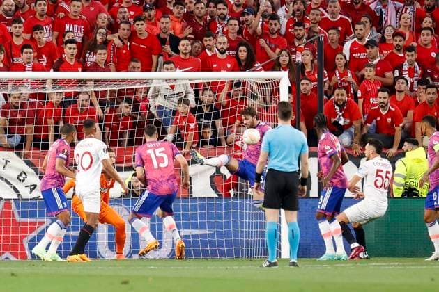 May 18, 2023, Seville, Spain: MANUEL LOCATELLI of Juventus (C) makes a save during the Europa League Semi-finals (2nd leg) soccer match between Sevilla FC and Juventus at the Ramon Sanchez Pizjuan Stadium Seville Spain - ZUMAa142 20230518_zap_a142_008 Copyright: xDanielxGonzalezxAcunax