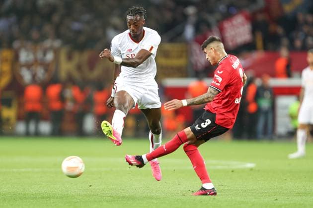 Germany, Leverkusen, 18 05 2023, BayArena, Bayer 04 Leverkusen AS Rom Uefa Europa Leaque, Tammy Abraham AS Rom and Piero Hincapie Bayer 04 Leverkusen battle for the ball Leverkusen BayArena North Rhine Westfalia Germany  eu-images-678