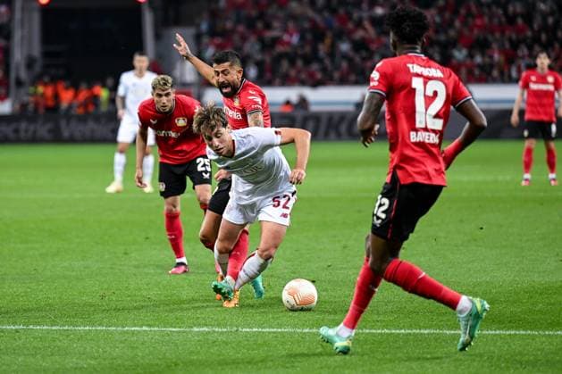 GER, Europa League, Semifinal, Bayer 04 Leverkusen AS Rom 18 05 2023, BayArena , Leverkusen , GER, Europa League, Semifinal, Bayer 04 Leverkusen AS Rom in picture picture shows Kerem Demirbay Bayer Leverkusen 10 l and Edoardo Bove AS Rom 52 r fight for the ball nordphotoxGmbHx xTeresaxKroeger nordphoto00008
