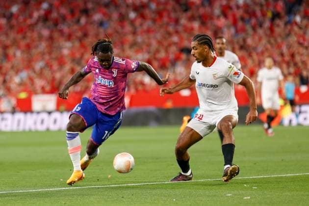 May 18, 2023, Seville, Spain: MOISE KEAN of Juventus (L) vies for the ball with LOIC BADE of Sevilla (R) during the Europa League Semi-finals (2nd leg) soccer match between Sevilla FC and Juventus at the Ramon Sanchez Pizjuan Stadium Seville Spain - ZUMAa142 20230518_zap_a142_011 Copyright: xDanielxGonzalezxAcunax