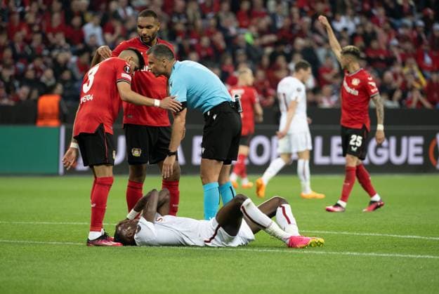 18 05 2023, xsltx, football UEFA Europa League, Bayer 04 Leverkusen AS Rom emspor, v l Piero Hincapie Bayer 04 Leverkusen , Jonathan Tah Bayer 04 Leverkusen , Slavko VinÄiÄ‡ referee , on the ground Tammy Abraham AS Rom DFL DFB REGULATIONS PROHIBIT ANY USE OF PHOTOGRAPHS as IMAGE SEQUENCES and or QUASI VIDEO Leverkusen