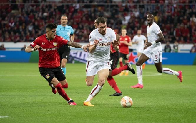 18 05 2023, xsltx, football UEFA Europa League, Bayer 04 Leverkusen AS Rom emspor, v l Piero Hincapie Bayer 04 Leverkusen , Andrea Belotti AS Rom , Tammy Abraham AS Rom DFL DFB REGULATIONS PROHIBIT ANY USE OF PHOTOGRAPHS as IMAGE SEQUENCES and or QUASI VIDEO Leverkusen