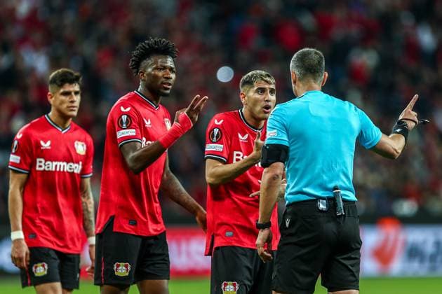 Slavko VinÄić Vincic SVN referee discusses with Exequiel Palacios Bayer 04 Leverkusen, 25 , GER, Bayer 04 Leverkusen vs AS Rome, UEFA Europa League 2022 23, semifinal second leg, 18 05 2023, GER, Bayer 04 Leverkusen vs AS Rome, UEFA Europa League 2022 23, semifinal second leg, 18 05 2023, Photo Eibner Press Photo Gabriel Boia Leverkusen. Copyright: xGabrielxBoiax EP_EER