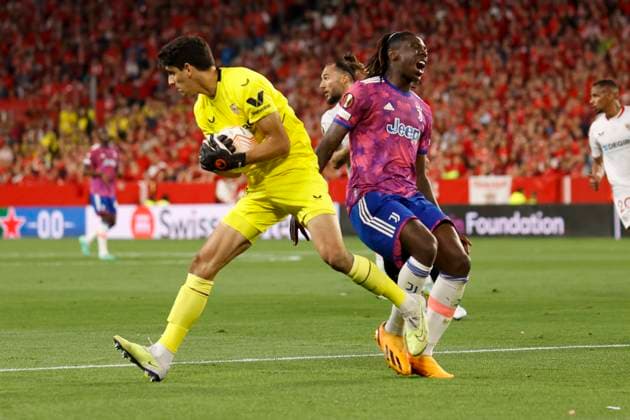 May 18, 2023, Seville, Spain: YASSINE BOUNOU of Sevilla (L) makes a save in front of MOISE KEAN of Juventus (R) during the Europa League Semi-finals (2nd leg) soccer match between Sevilla FC and Juventus at the Ramon Sanchez Pizjuan Stadium Seville Spain - ZUMAa142 20230518_zap_a142_012 Copyright: xDanielxGonzalezxAcunax