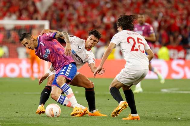 May 18, 2023, Seville, Spain: ANGEL DI MARIA of Juventus (L) vies for the ball with OLIVER TORRES of Sevilla (C) during the Europa League Semi-finals (2nd leg) soccer match between Sevilla FC and Juventus at the Ramon Sanchez Pizjuan Stadium Seville Spain - ZUMAa142 20230518_zap_a142_013 Copyright: xDanielxGonzalezxAcunax