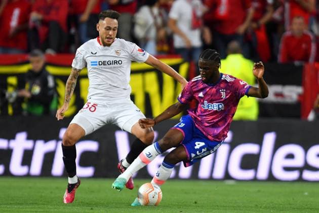 Photo Juan Jos& xe8; Ubeda LaPresse May 18, 2023 - Sevilla, Spain - Soccer - Siviglia Vs FC Juventus - UEFA Europa League 2022 2023 semi final second leg - Stadio Ram& xf3;n S& xe1;nchez Pizju& xe1;n. In the photo: Lucas Ocampos (Siviglia) and Samuel Iiling-Junior (Juventus)  Copyright: xJuanxJos& xe8;xUbeda LaPresse Jux