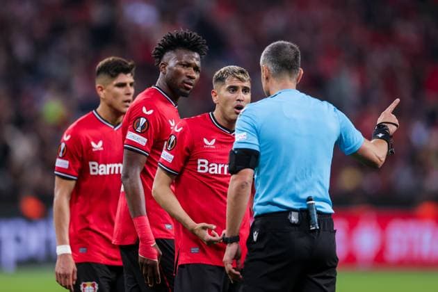 18 05 2023, Football, 2022 2023 season, UEFA Europa League, Semifinals, UEL, Bayer 04 Leverkusen AS Rome, v l Piero Hincapie Bayer 04 Leverkusen , Edmond Tapsoba Bayer 04 Leverkusen , Exequiel Palacios Bayer 04 Leverkusen , Referee Slavko Vincic SVN , Leverkusen BayArena NRW Germany xRHR PHOTO ENx Copyright: RHR-FOTO DennisxEwertx RHR-FOTO DE