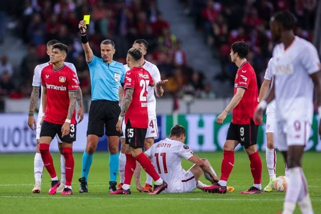 18 05 2023, Football, 2022 2023 season, UEFA Europa League, Semifinals, UEL, Bayer 04 Leverkusen AS Rome, v l Piero Hincapie Bayer 04 Leverkusen , referee Slavko Vincic SVN , Leverkusen BayArena NRW Germany xRHR PHOTO DEx Copyright: RHR-FOTO DennisxEwertx RHR-FOTO DE