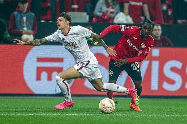 Nicola Zalewski AS Rome, 59 in a duel against Jeremie Frimpong Bayer 04 Leverkusen, 30 , GER, Bayer 04 Leverkusen vs AS Rome, UEFA Europa League 2022 23, semifinal second leg, 18 05 2023, GER, Bayer 04 Leverkusen vs AS Rome, UEFA Europa League 2022 23, semifinal second leg, 18 05 2023, Photo Eibner Pressefoto Gabriel Boia Leverkusen. Copyright: xGabrielxBoiax EP_EER