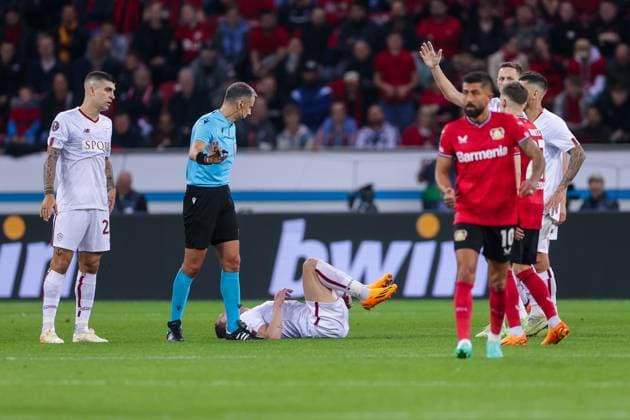 18 05 2023, Football, 2022 2023 season, UEFA Europa League, Semifinals, UEL, Bayer 04 Leverkusen AS Rome, v l Gianluca Mancini AS Rome , Referee Slavko Vincic SVN , Andrea Belotti AS Rome , Leverkusen BayArena NRW Germany xRHR PHOTO DEx Copyright: RHR-FOTO DennisxEwertx RHR-FOTO DE