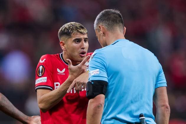 18 05 2023, Football, 2022 2023 season, UEFA Europa League, Semifinals, UEL, Bayer 04 Leverkusen AS Rome, v l Exequiel Palacios Bayer 04 Leverkusen , referee Slavko Vincic SVN , Leverkusen BayArena NRW Germany xRHR PHOTO DEx Copyright: RHR-FOTO DennisxEwertx RHR-FOTO DE