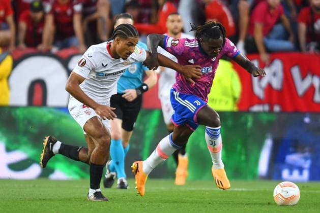 Photo Juan Jos& xe8; Ubeda LaPresse May 18, 2023 - Sevilla, Spain - Soccer - Siviglia Vs FC Juventus - UEFA Europa League 2022 2023 semi final second leg - Stadio Ram& xf3;n S& xe1;nchez Pizju& xe1;n. In the photo: Loic Bade (Siviglia) and Moise Kean (Juventus)  Copyright: xJuanxJos& xe8;xUbeda LaPresse Jux