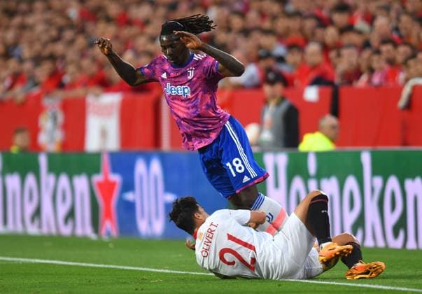 Photo Juan Jos& xe8; Ubeda LaPresse May 18, 2023 - Sevilla, Spain - Soccer - Siviglia Vs FC Juventus - UEFA Europa League 2022 2023 semi final second leg - Stadio Ram& xf3;n S& xe1;nchez Pizju& xe1;n. In the photo: Oliver Torres (Siviglia) and Moise Kean (Juventus)  Copyright: xJuanxJos& xe8;xUbeda LaPresse Jux